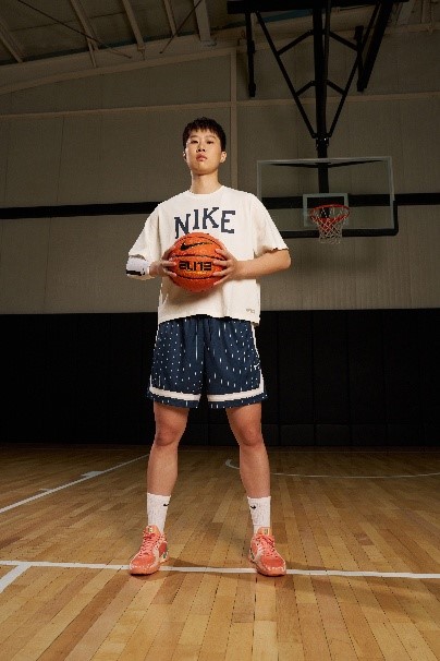 从最强高中生到NCAA狠角色，耐克签约19岁女篮后卫邓雨婷