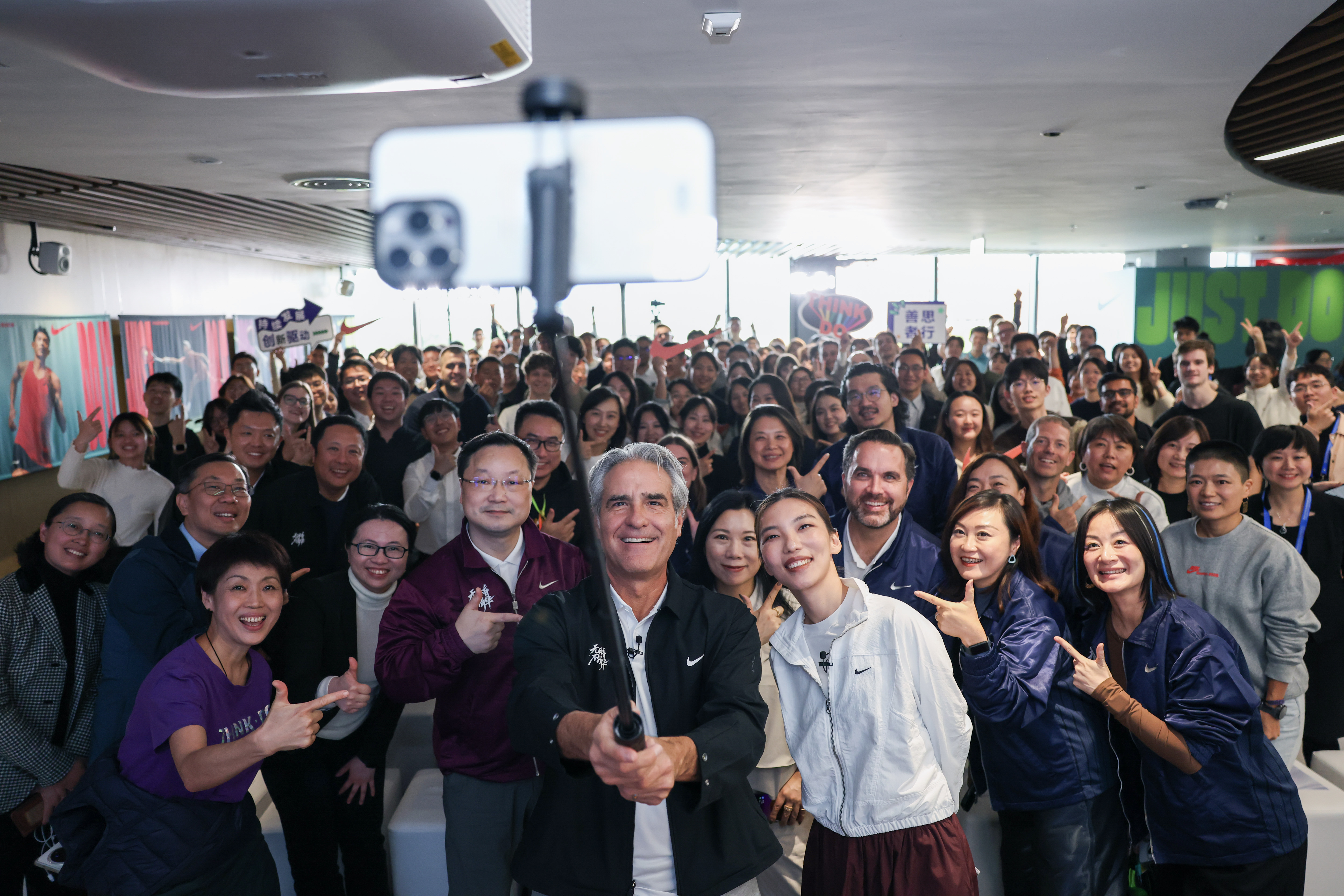 耐克集团首席执行官贺雁峰到访清华大学