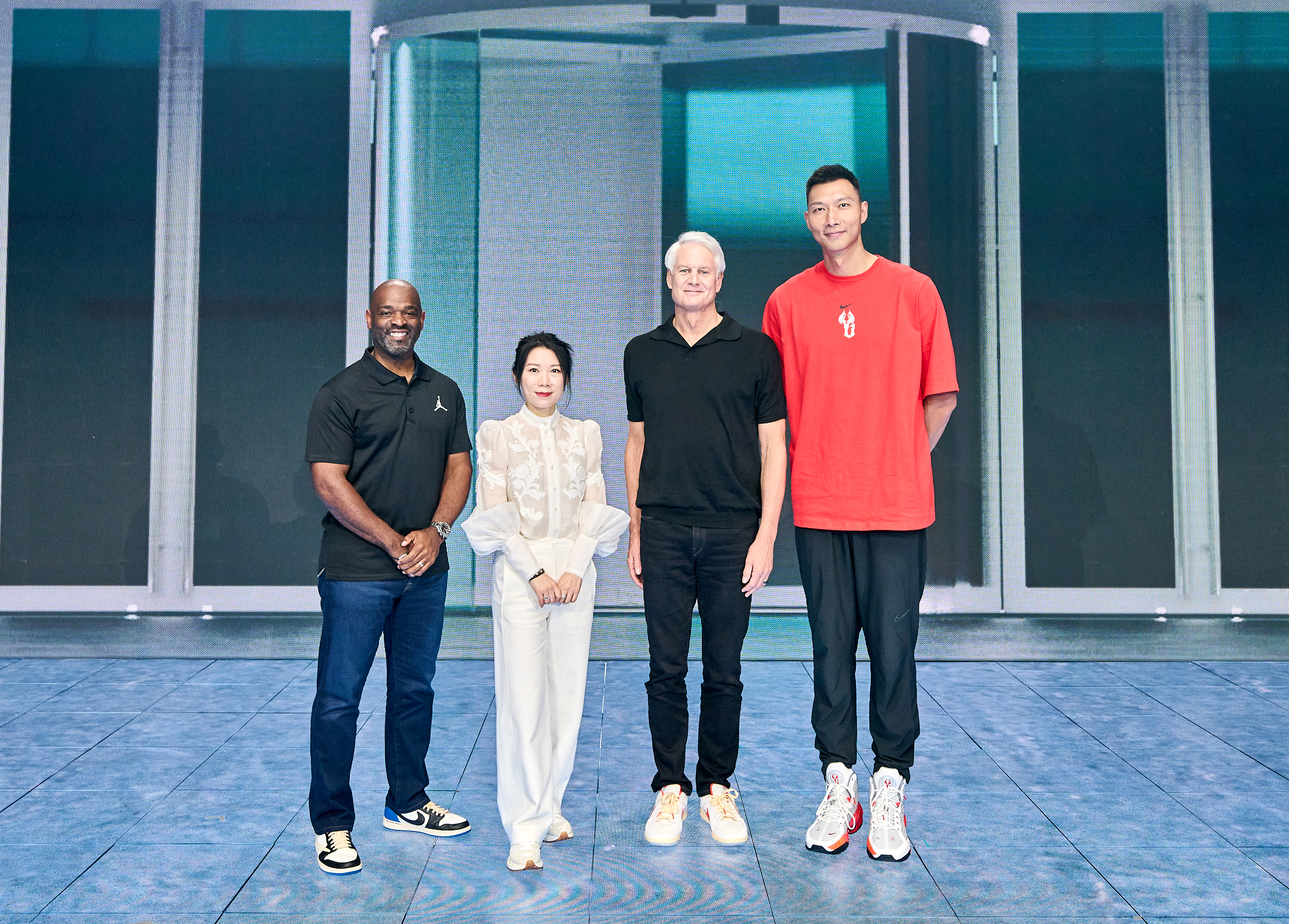 走进易建联大楼